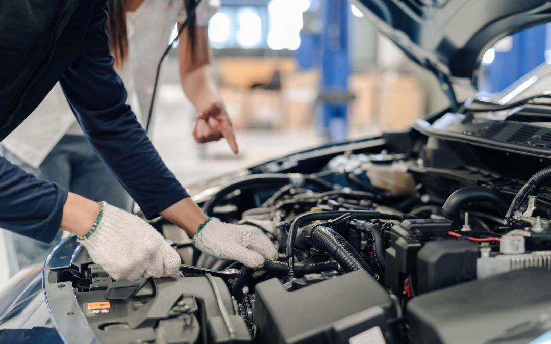 ¿Tu coche tira humo blanco o azul? Descubre qué puede estar fallando